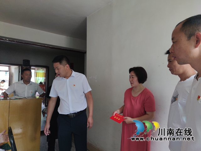 古蔺县委统战部到金兰街道走访慰问老党员(图1)