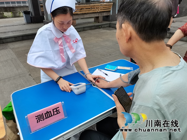 龙马潭区杜家街社区联合西南医大中医院开展爱心义诊活动(图3)