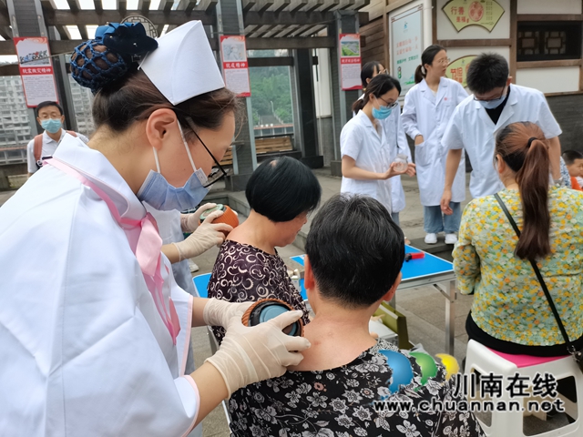 龙马潭区杜家街社区联合西南医大中医院开展爱心义诊活动(图4)