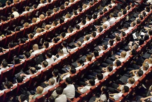 泸州市政协八届六次会议开幕(图2)