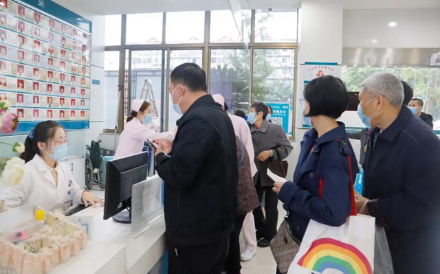 【办实事】西南医大中医院“一站式服务”，看病就诊搭上“高铁”时代！(图4)