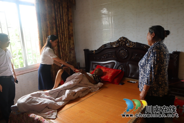 甘露到泸县云龙镇慰问困难党员并督导当前重点工作(图1)