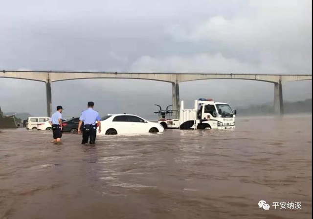 纳溪：江水上涨淹没停车场，民警及时救助涉水车辆(图1)