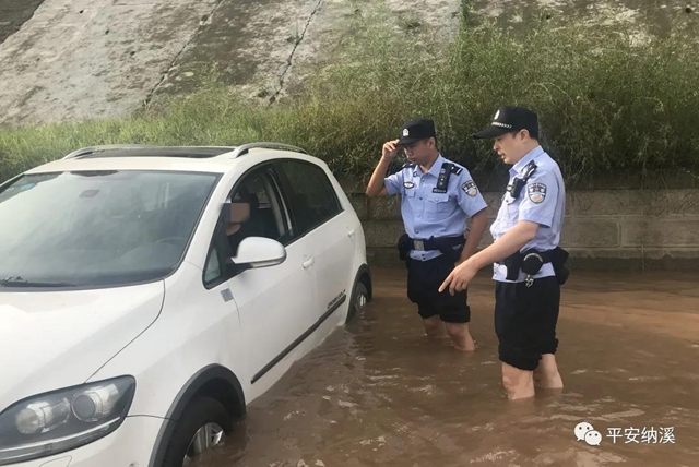 纳溪：江水上涨淹没停车场，民警及时救助涉水车辆(图5)