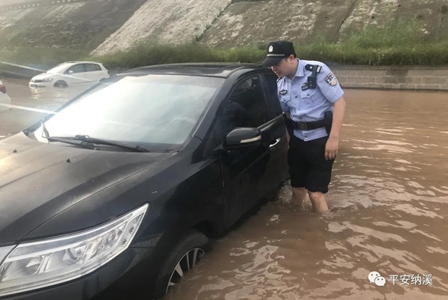 纳溪：江水上涨淹没停车场，民警及时救助涉水车辆(图10)