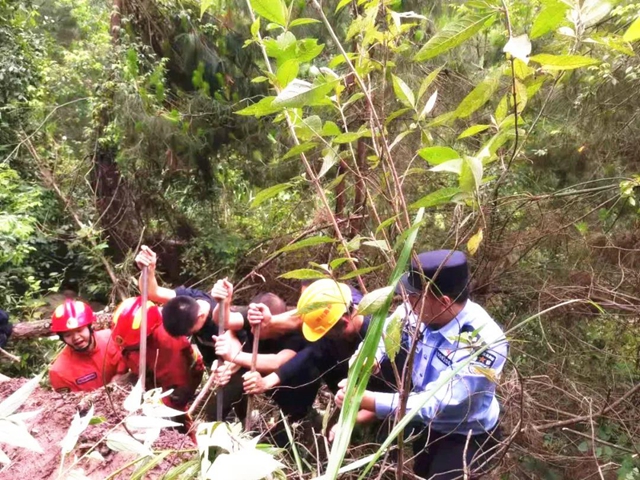 泸州11岁男童被巨石压身，身披警察“战袍”被救出……(图4)