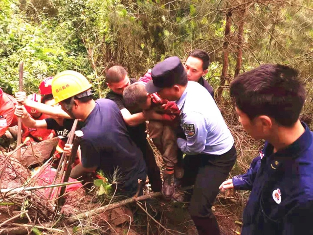 泸州11岁男童被巨石压身，身披警察“战袍”被救出……(图5)