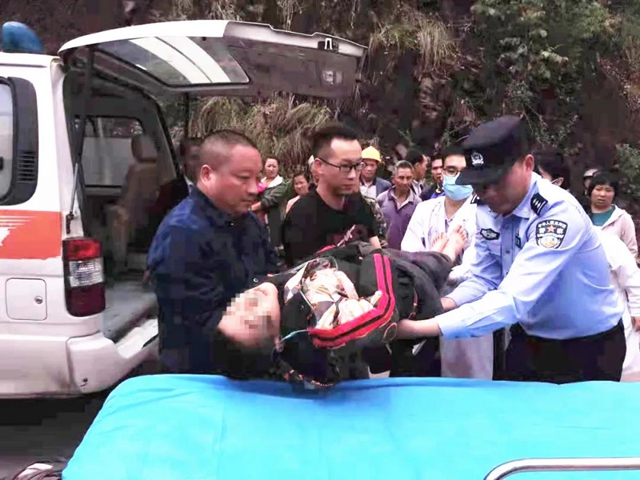 泸州11岁男童被巨石压身，身披警察“战袍”被救出……(图7)