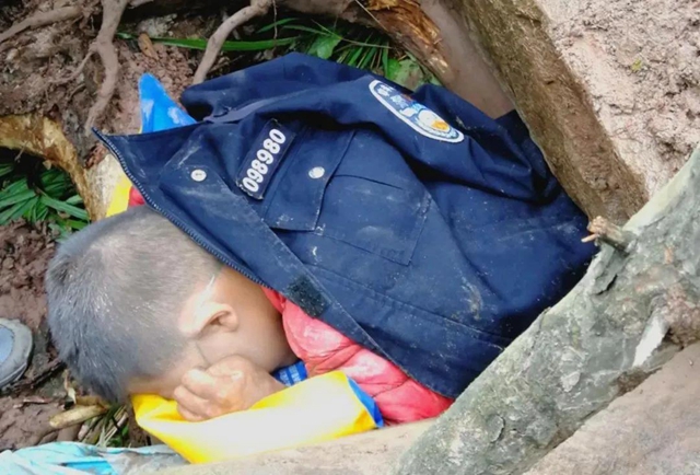 泸州11岁男童被巨石压身，身披警察“战袍”被救出……(图8)