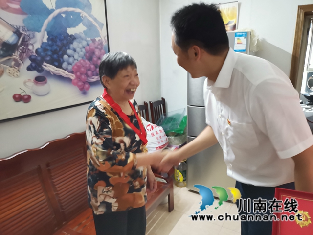 江阳区北城街道走访慰问老党员、困难党员、优秀党员(图3) 江阳区北城街道走访慰问老党员、困难党员、优秀党员(图3)