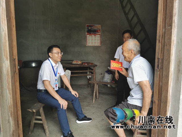 泸县云龙镇开展“七一”退役军人党员、重点优抚对象走访慰问活动(图2) 泸县云龙镇开展“七一”退役军人党员、重点优抚对象走访慰问活动(图2)