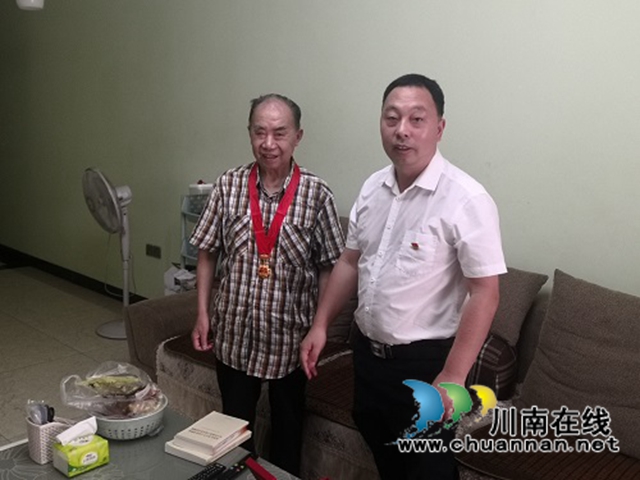 合江县气象局“七一”前走访慰问“光荣在党50年”老党员(图1)