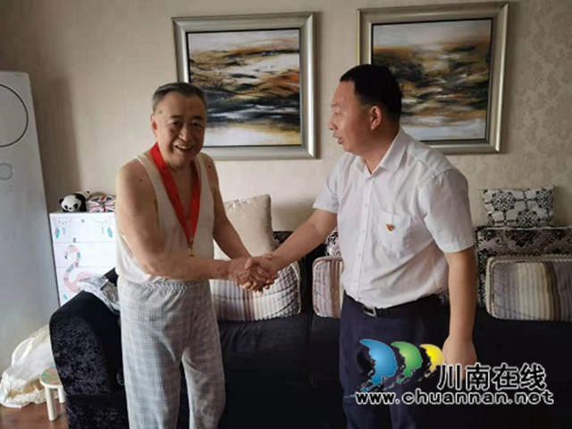 合江县气象局“七一”前走访慰问“光荣在党50年”老党员(图2)