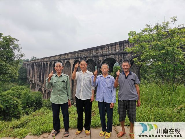 泸县奇峰镇举行“传承红色文化  弘扬渡槽精神”摄影展(图2)