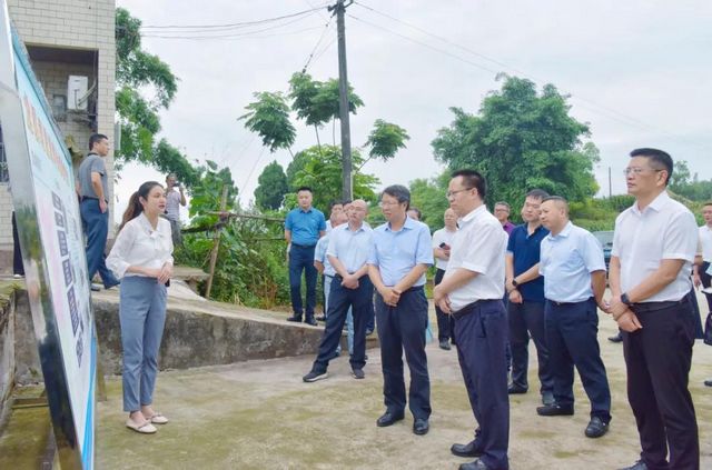 泸州市与永川区龙溪河河长开展河湖长制联合巡查(图1)