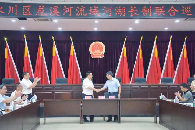 泸州市与永川区龙溪河河长开展河湖长制联合巡查(图3)