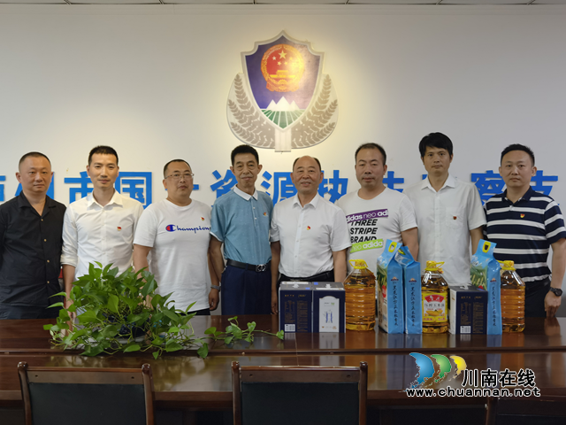 泸州市国土资源执法监察支队召开庆“七一”慰问退役军人座谈会(图1)