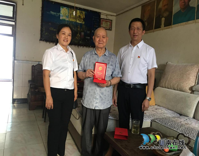 合江县自然资源和规划局党组走访慰问老党员(图1)