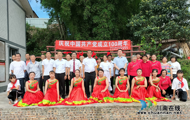 宜宾南溪区东升村举办庆“七一”文艺汇演(图1)