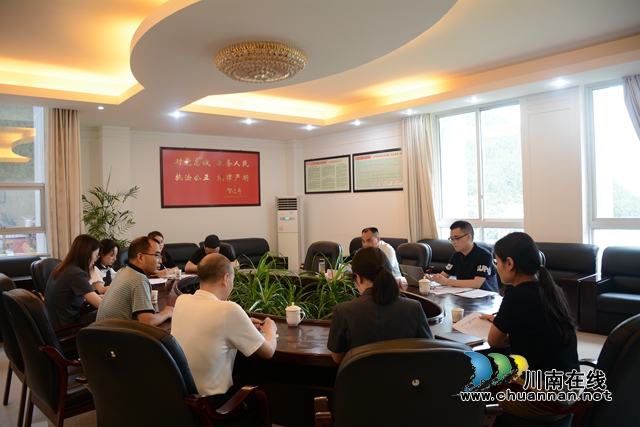 泸州中院政研室主任何锋一行到古蔺县法院指导学术论文写作(图1)