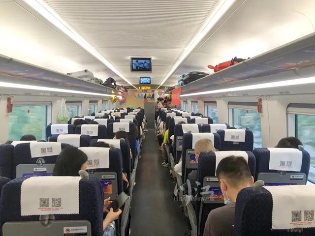 绵泸高铁开通运营一周，泸州站客流高峰到发量超万人！(图1)