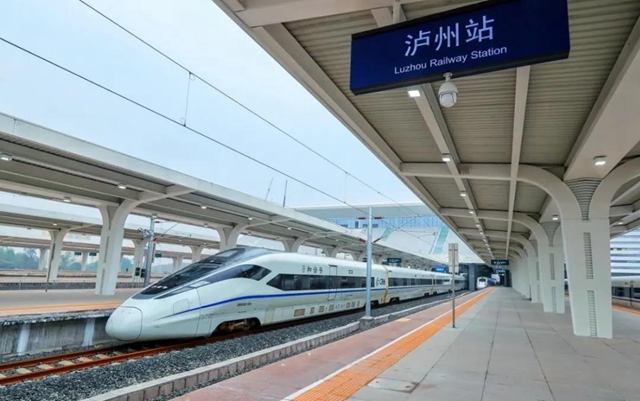 绵泸高铁开通运营一周，泸州站客流高峰到发量超万人！(图4)