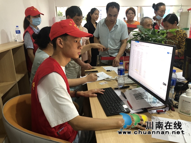 龙马潭区红星街道：助力疫苗登记，学生志愿者在行动(图1)