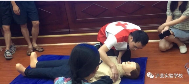 应急救护,为生命保驾护航 ——泸县实验学校开展2021年红十字救护员培训(图5) 应急救护,为生命保驾护航 ——泸县实验学校开展2021年红十字救护员培训(图5)