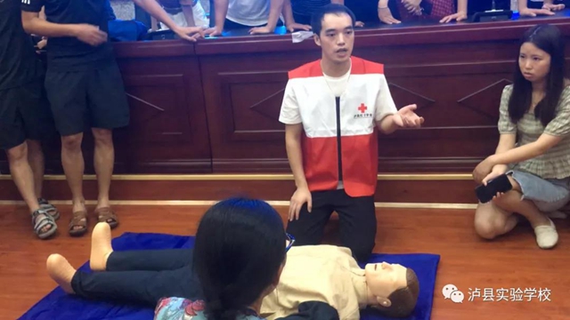 应急救护,为生命保驾护航 ——泸县实验学校开展2021年红十字救护员培训(图4) 应急救护,为生命保驾护航 ——泸县实验学校开展2021年红十字救护员培训(图4)
