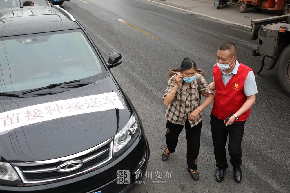 太方便了，泸州这个街道的居民打疫苗有专车免费接送！(图1)