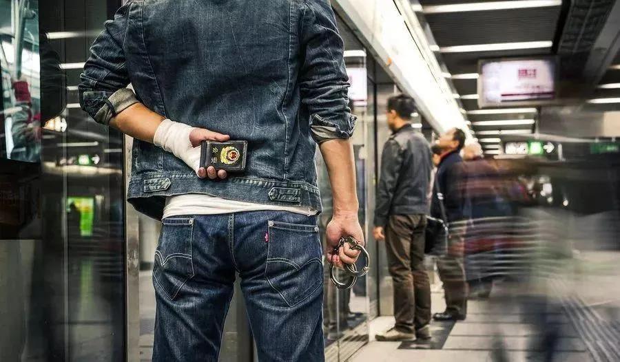 “袭警罪”不是说说而已！泸州两人以身试法已被刑拘！