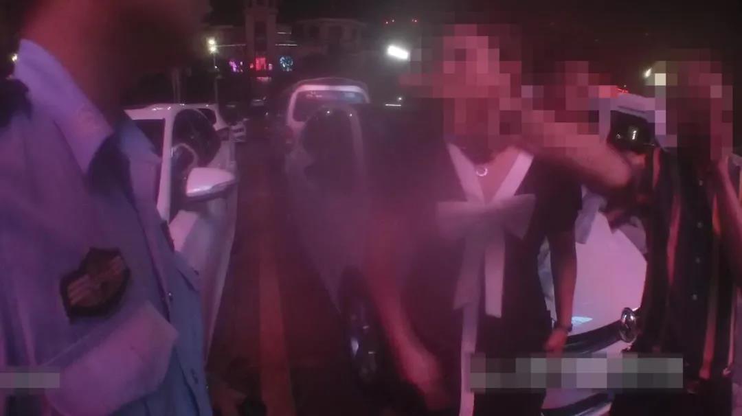 “袭警罪”不是说说而已!泸州两人以身试法已被刑拘!(图3) “袭警罪”不是说说而已!泸州两人以身试法已被刑拘!(图3)