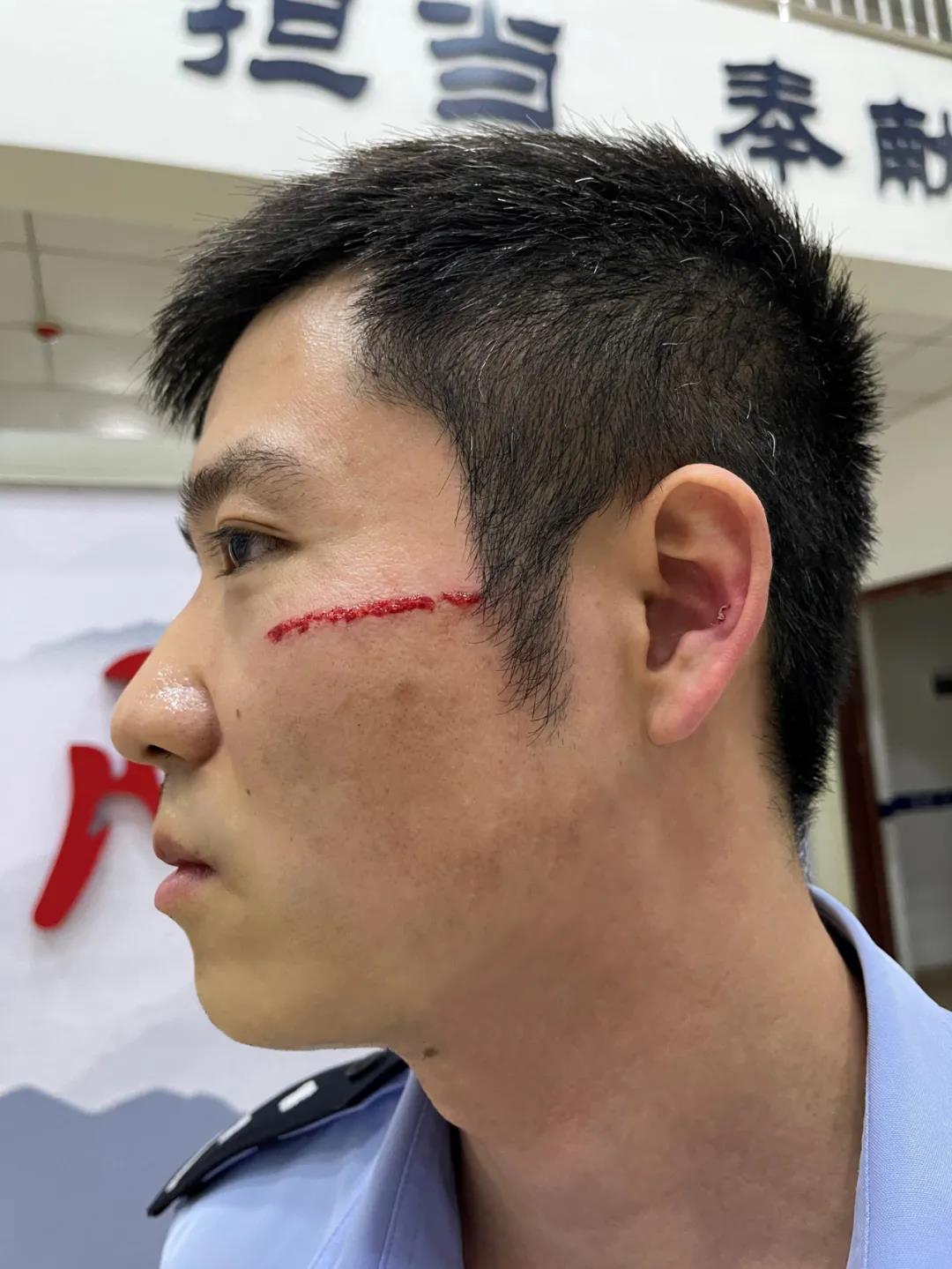 “袭警罪”不是说说而已!泸州两人以身试法已被刑拘!(图6) “袭警罪”不是说说而已!泸州两人以身试法已被刑拘!(图6)