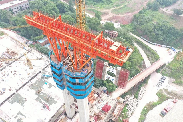 新进展!泸州长江六桥5号桥墩首节钢系梁成功吊装(图1) 新进展!泸州长江六桥5号桥墩首节钢系梁成功吊装(图1)