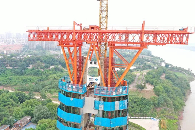 新进展!泸州长江六桥5号桥墩首节钢系梁成功吊装(图3) 新进展!泸州长江六桥5号桥墩首节钢系梁成功吊装(图3)