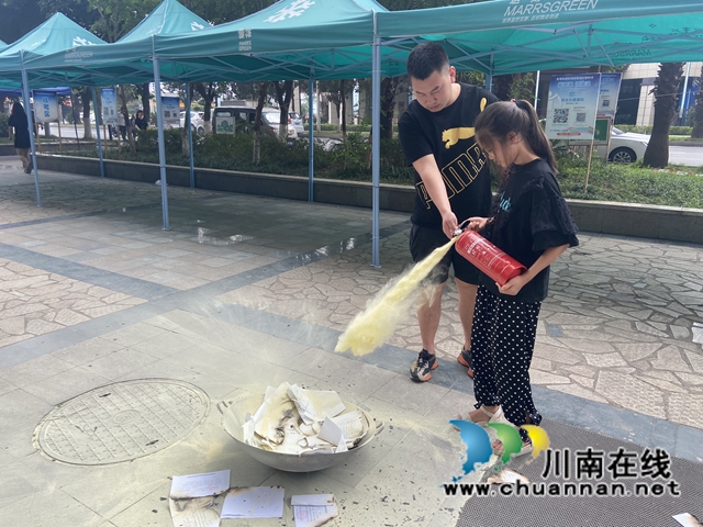 龙马潭区鱼塘街道云华山社区:“讲解+实操”让安全科普“动”起来(图2) 龙马潭区鱼塘街道云华山社区:“讲解+实操”让安全科普“动”起来(图2)