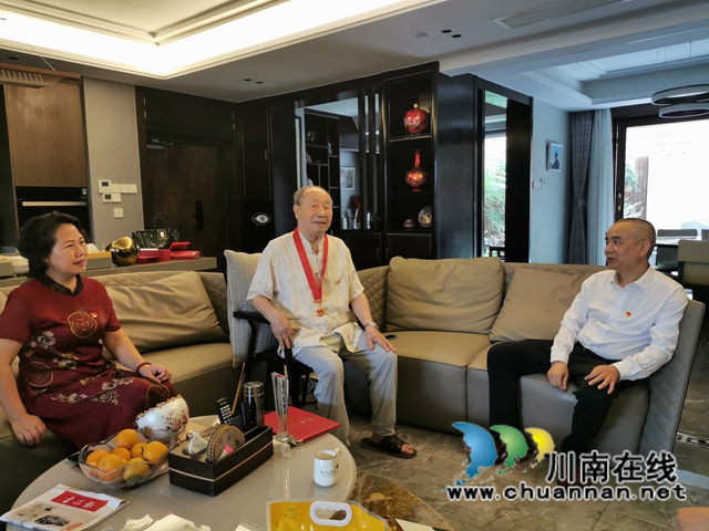 泸州市自然资源和规划局看望慰问“光荣在党50年”老党员(图3)