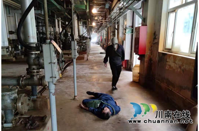 居安思危,防患于未然!四川新火炬公司201分厂进行H2S中毒应急救援演练(图1) 居安思危,防患于未然!四川新火炬公司201分厂进行H2S中毒应急救援演练(图1)