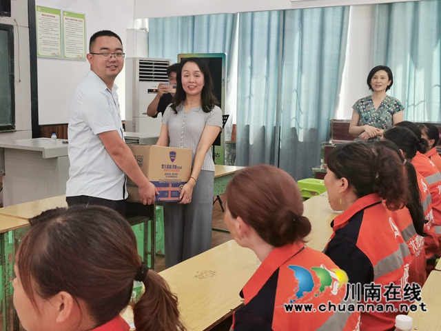 九三学社纳溪基层委开展“同心共建美好家园”活动(图2) 九三学社纳溪基层委开展“同心共建美好家园”活动(图2)