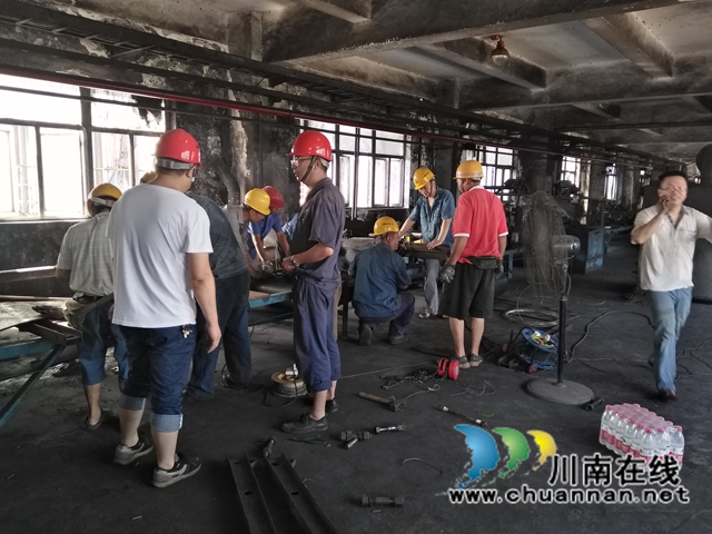 四川新火炬公司工会开展送清凉活动(图2)