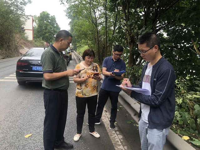 “喂——交通局吗?车子视野被路边树丫挡了,你们可以来处理不?”(图3) “喂——交通局吗?车子视野被路边树丫挡了,你们可以来处理不?”(图3)