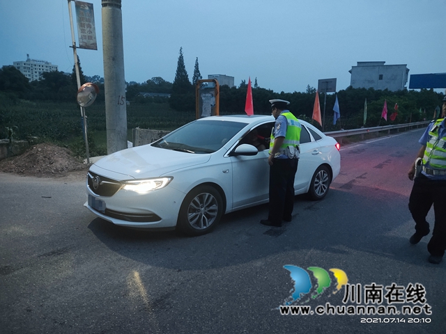 泸县百和镇：午夜亮剑，护航道路交通安全(图1)