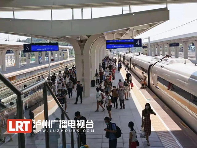 日客流量最高1.5万+!泸州高铁站:买票请早!(图2) 日客流量最高1.5万+!泸州高铁站:买票请早!(图2)