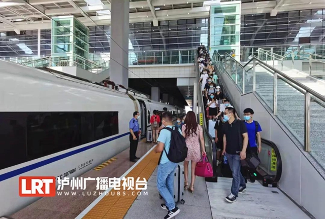 日客流量最高1.5万+!泸州高铁站:买票请早!(图3) 日客流量最高1.5万+!泸州高铁站:买票请早!(图3)