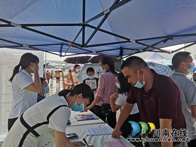 雨中求职，热度不减！泸县举行2021年园区重点企业专场招聘会(图1)