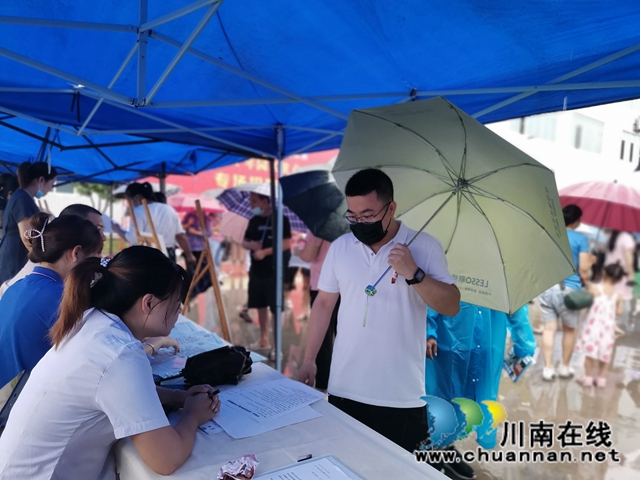 雨中求职，热度不减！泸县举行2021年园区重点企业专场招聘会(图3)