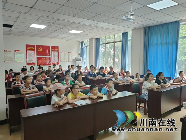 文明有我,垃圾分类光荣!龙马潭区红星街道龙桥子社区垃圾分类专题道德讲堂开班了(图2) 文明有我,垃圾分类光荣!龙马潭区红星街道龙桥子社区垃圾分类专题道德讲堂开班了(图2)