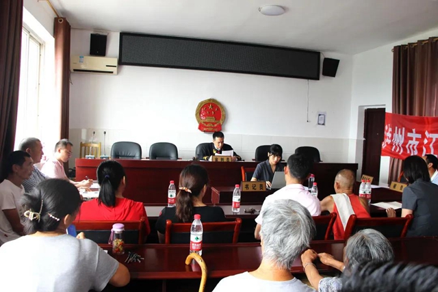 江阳法院巡回审理一起承包地征收补偿费用分配纠纷案(图1)