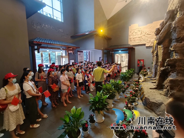 龙马潭区小市街道合道街社区开展“红心向党 致敬建党百年”泸顺起义陈列馆参观活动(图2)