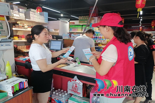 合江县甘雨镇:“法治快递员”深入场镇开展普法宣传(图1) 合江县甘雨镇:“法治快递员”深入场镇开展普法宣传(图1)